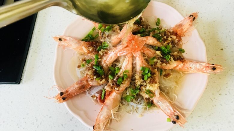 蒜蓉粉丝虾,将烧热的油淋在虾和葱花上,就听见滋啦滋啦声音,香味也飘出来了