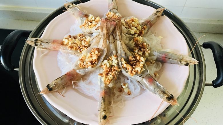 蒜蓉粉丝虾,蒸锅中烧水,水开后放上摆好的虾,蒸5分钟即可