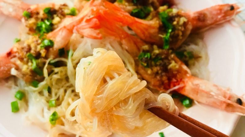 蒜蓉粉丝虾,底下这层粉丝才是精华,吃货们懂的