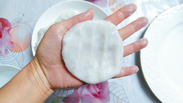 立夏沱,准备一碗冷水用来沾湿手用,不然米团会粘手,手沾了水后,撵一坨米团搓圆然后在手心里压成扁圆状!