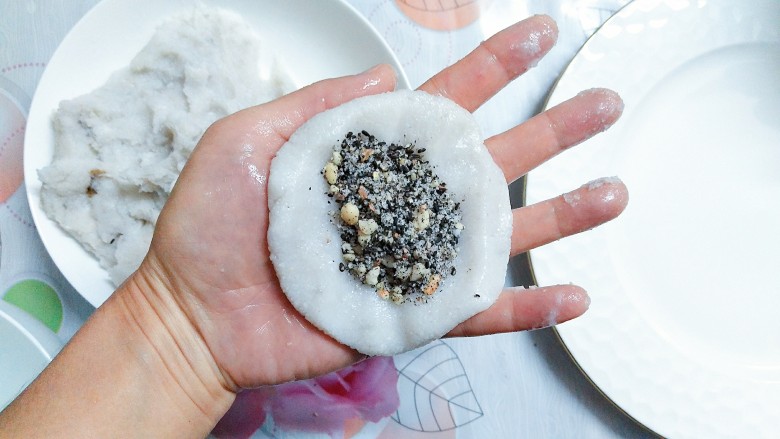 立夏沱,放入调好的馅料在中间!用手把米团合拢,立夏沱就算OK啦!