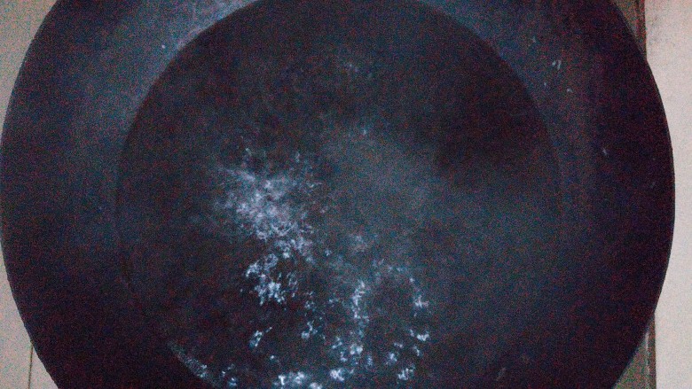 立夏沱,锅里放适量的冷水烧开!