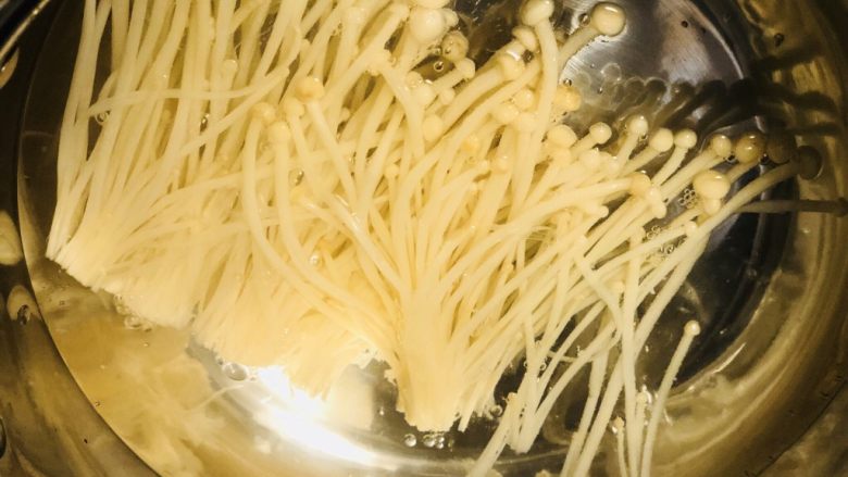 元气果蔬十全蛋卷(12m+),另起一锅烧水,水开后放入金针菇煮3、4分钟。