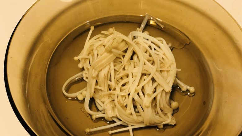 元气果蔬十全蛋卷(12m+),煮熟后捞出备用。