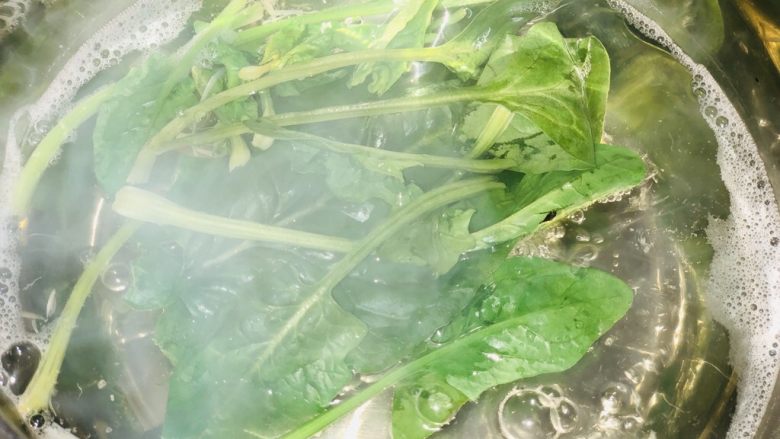 元气果蔬十全蛋卷(12m+),将菠菜放入沸水焯20秒。