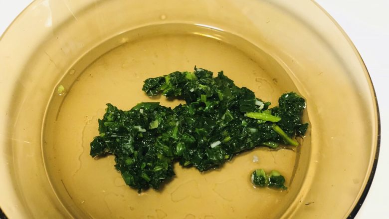 元气果蔬十全蛋卷(12m+),菠菜切成小段剁碎。
