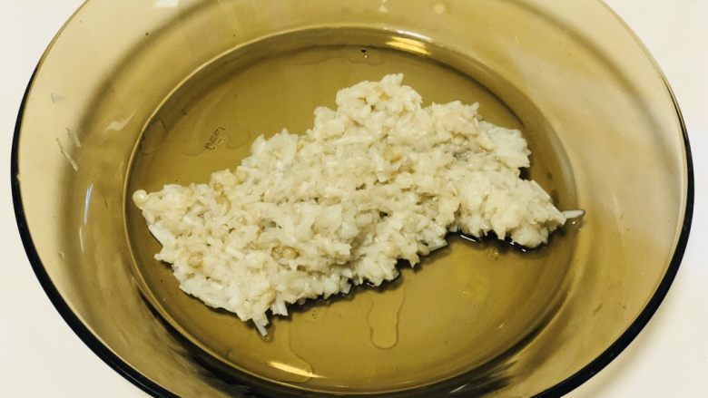元气果蔬十全蛋卷(12m+),金针菇切成小段剁碎。