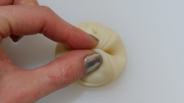 芝麻椒盐牛舌饼(不用醒面,不用揉出膜),从左右两侧,揪起来捏实