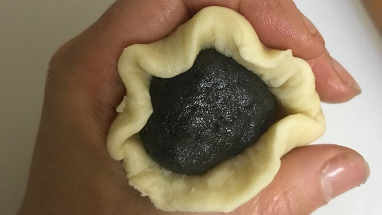 芝麻椒盐牛舌饼(不用醒面,不用揉出膜),包入馅料,用虎口往上推