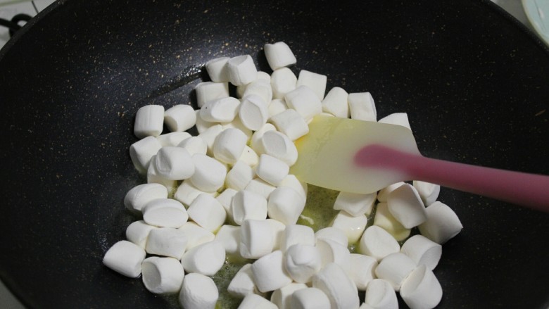 网红雪花酥,倒入棉花糖翻炒