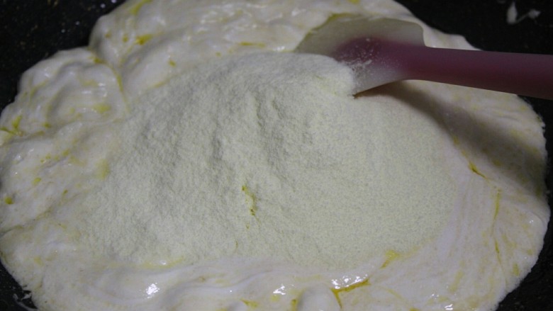 网红雪花酥,此时可以关火了,倒进45克奶粉