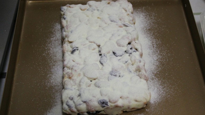 网红雪花酥,变凉后,两面都撒上奶粉