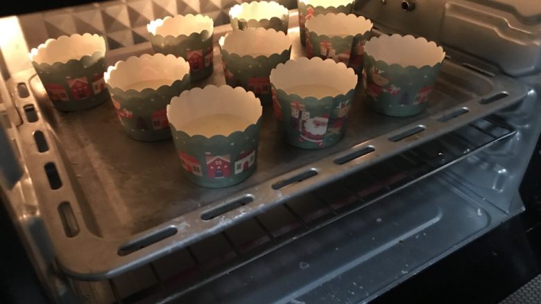 不塌陷cupcake,烤箱提前140度预热,放入烤箱中层140度35分钟,取出时震一下不会踏腰哦