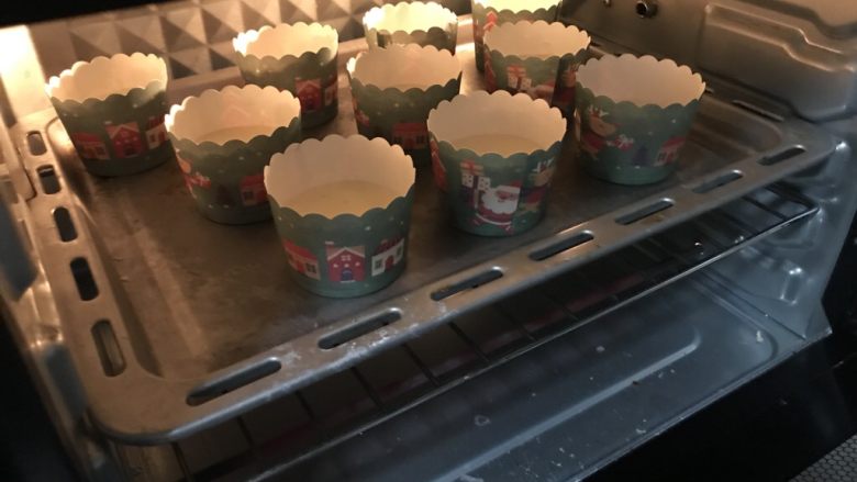 不塌陷cupcake,烤箱提前140度预热，放入烤箱中层140度35分钟，取出时震一下不会踏腰哦