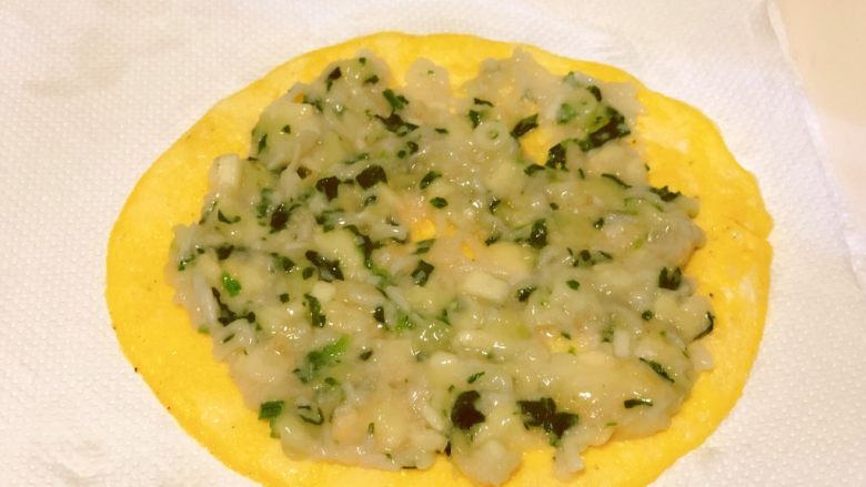 元气果蔬十全蛋卷(12m+),将馅料平铺在鸡蛋饼上。