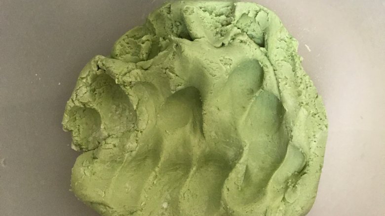 网红青团,清明果,艾草团,生面团的粉类材料混合,倒入麦青汁揉成团
