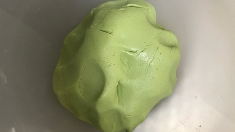 网红青团,清明果,艾草团,揉好的面团盖上保鲜膜,包一个揪一块,防止干燥