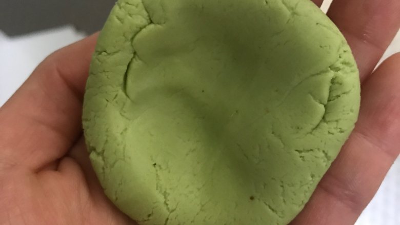 网红青团,清明果,艾草团,取30克面团压扁