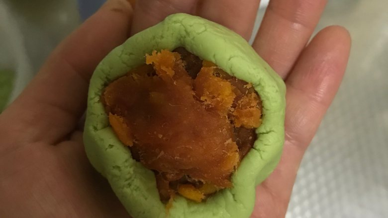 网红青团,清明果,艾草团,包入分好的馅料