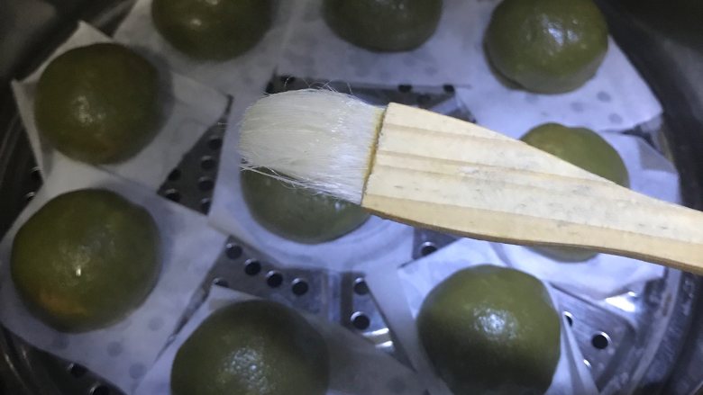 网红青团,清明果,艾草团,闷3分钟打开锅盖,刷上适量玉米油