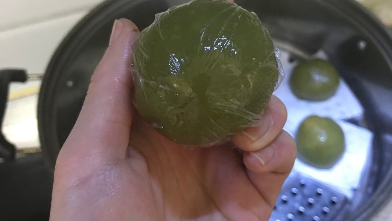 网红青团,清明果,艾草团,然后用保鲜膜包起来,放着也不会硬哦。
