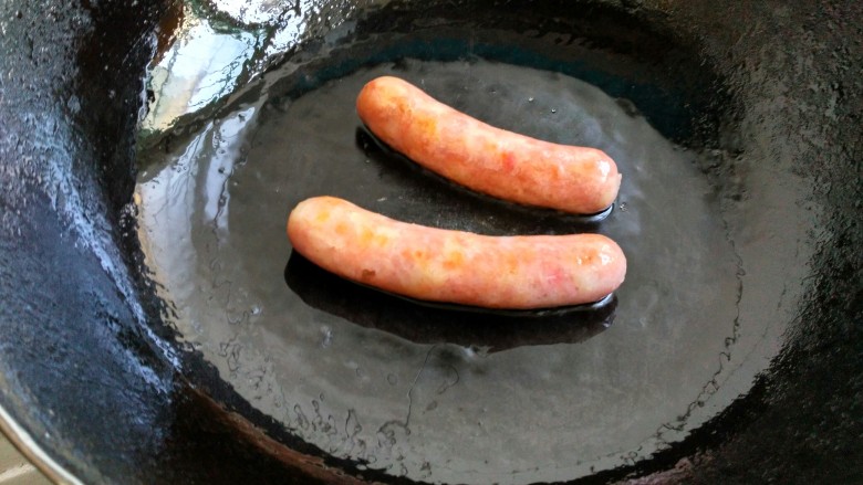 鸡蛋卷香肠,中火煎至微黄、热透,盛出备用