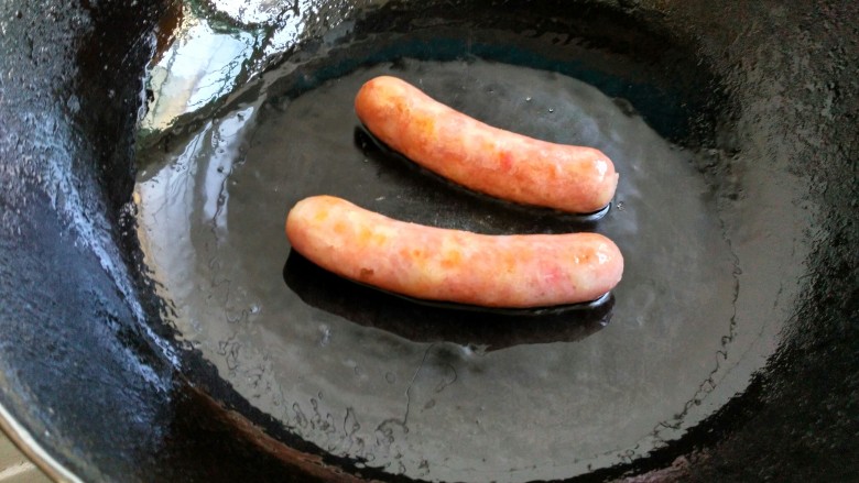 鸡蛋卷香肠,中火煎至微黄、热透，盛出备用