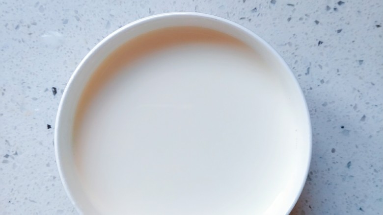 午后时光_红枣双皮奶,必须要挑到没有泡沫,然后放置在一边,不用管它,等它表面自然结成奶皮