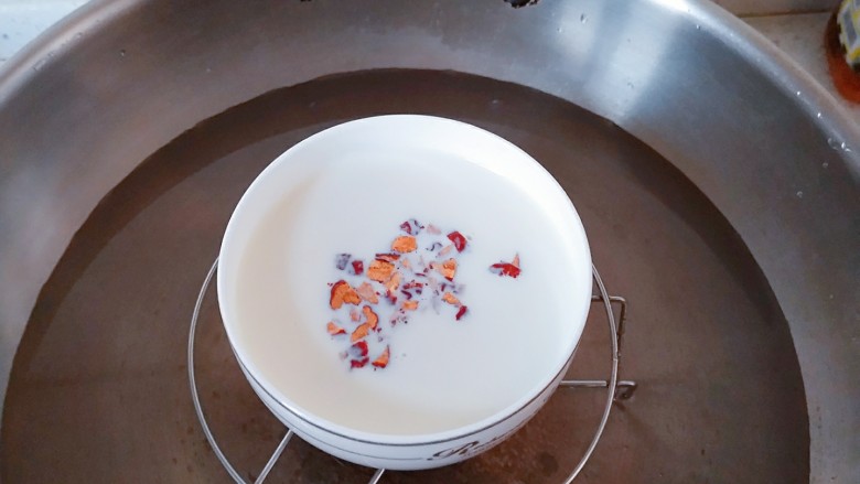 午后时光_红枣双皮奶,揭开保鲜膜,把红枣撒在上面,再煮一下