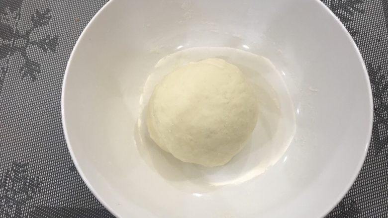 鸡蛋灌肉饼,面粉+开水+冷水和成光滑面团,盖上保鲜膜静置30分钟