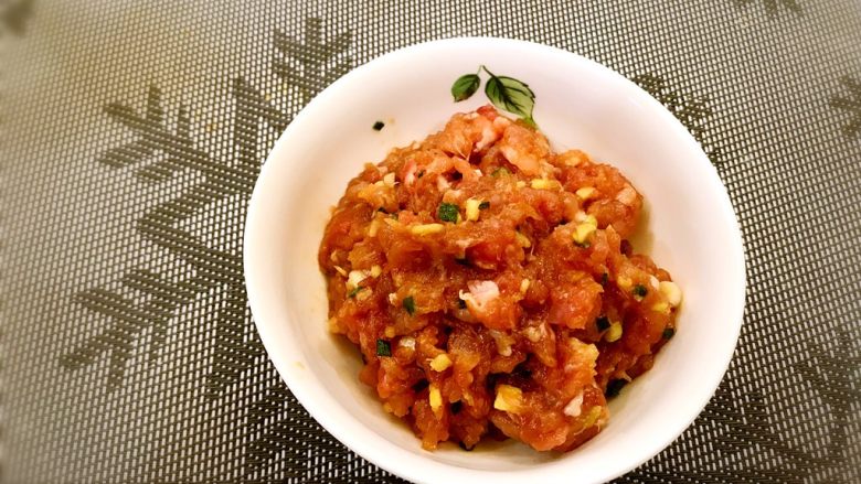 鸡蛋灌肉饼,香气四溢的肉馅准备完毕,静置入味片刻