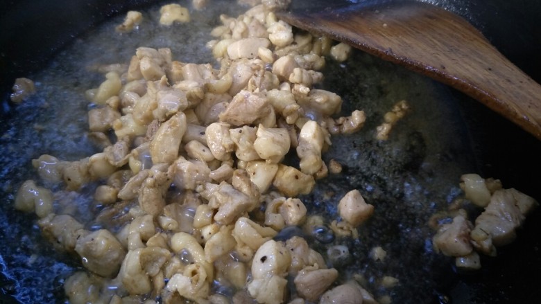 三只小猪~童趣鸡肉咖喱饭,锅里放油加入鸡肉丁炒至变色。