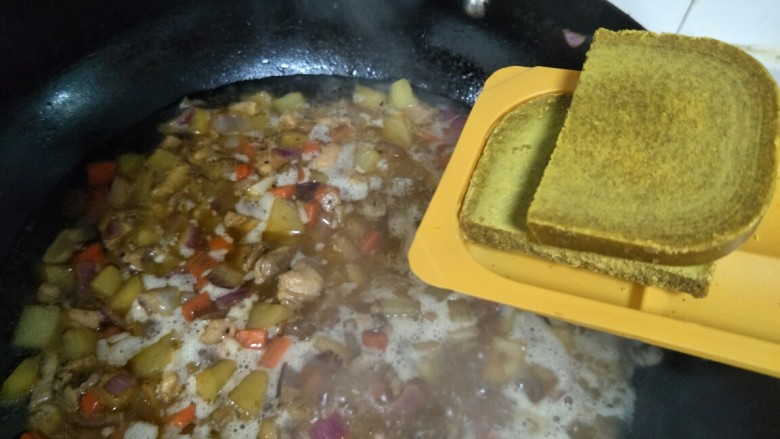 三只小猪~童趣鸡肉咖喱饭,加入<a style='color:red;display:inline-block;' href='/shicai/ 693'>咖喱</a>块。