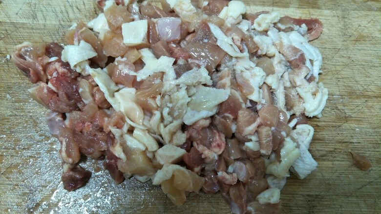 三只小猪~童趣鸡肉咖喱饭,把鸡腿切成小丁。