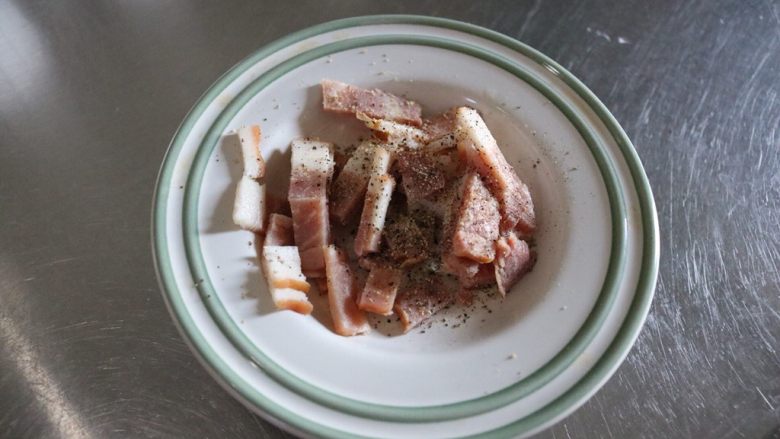 迷你培根鸡蛋酥饼,培根切小段，撒上胡椒粉拌匀备用
