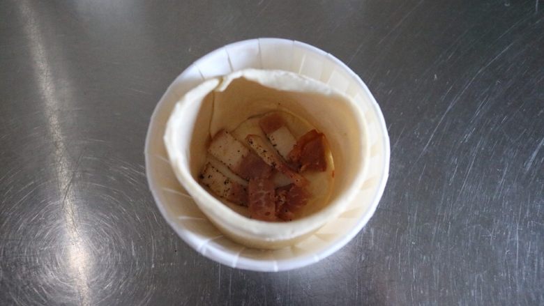 迷你培根鸡蛋酥饼,放入培根