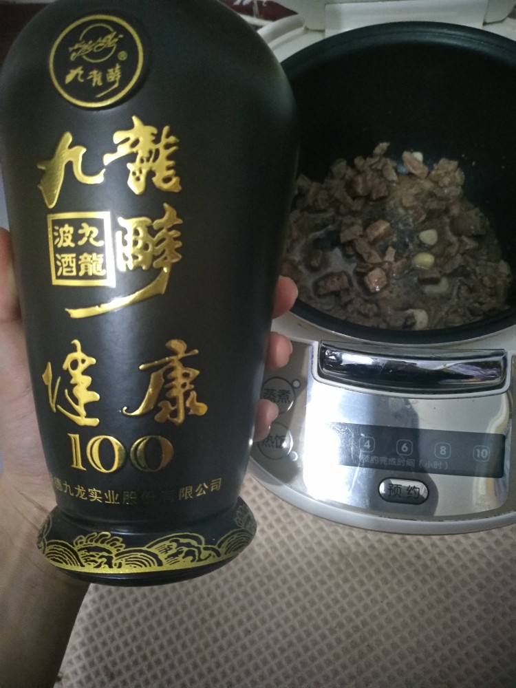 电饭煲-罗宋汤,有红酒可以加红酒,我这只有白酒。目的是去腥,增加风味儿翻炒均匀好加水炖。