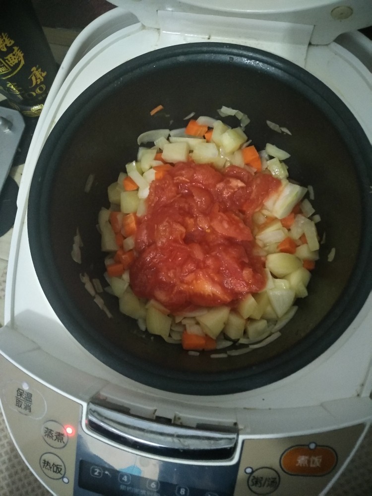 电饭煲-罗宋汤,<a style='color:red;display:inline-block;' href='/shicai/ 3551'>西红柿</a>去皮儿切碎,加到炒好的蔬菜中。