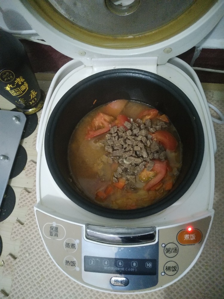 电饭煲-罗宋汤,单独炖牛肉是因为牛肉会有很多沫要 清理干净,再连汤倒入锅中。。