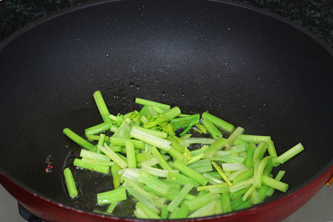 芹菜炒鲜冬菇,热锅,倒入食用油,下芹菜段炒香