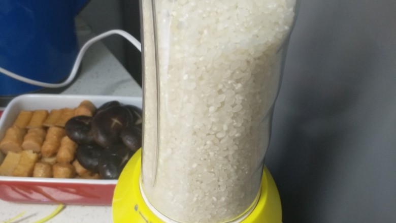 海鲜粥,大米如果没有时间泡了,可以用破壁料理机稍微打一下米,这样煮出来的粥更浓一点