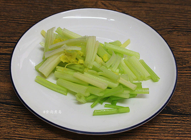猪皮炒大头菜,<a style='color:red;display:inline-block;' href='/shicai/ 125'>芹菜</a>洗净切段;