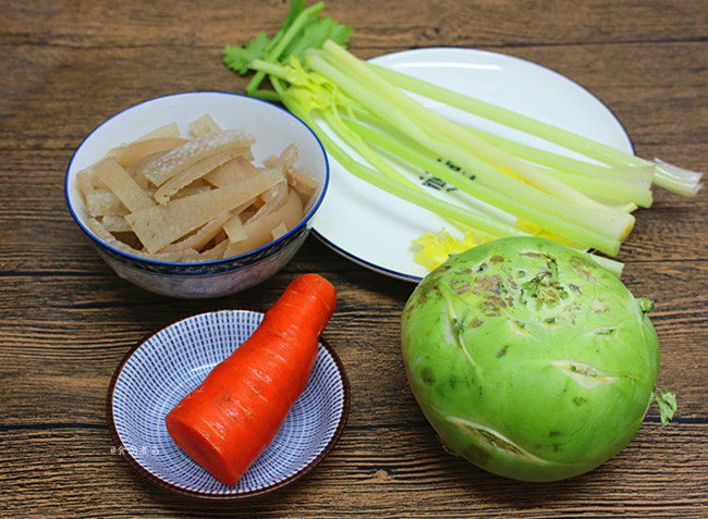 猪皮炒大头菜,接着做这道菜:备好食材;