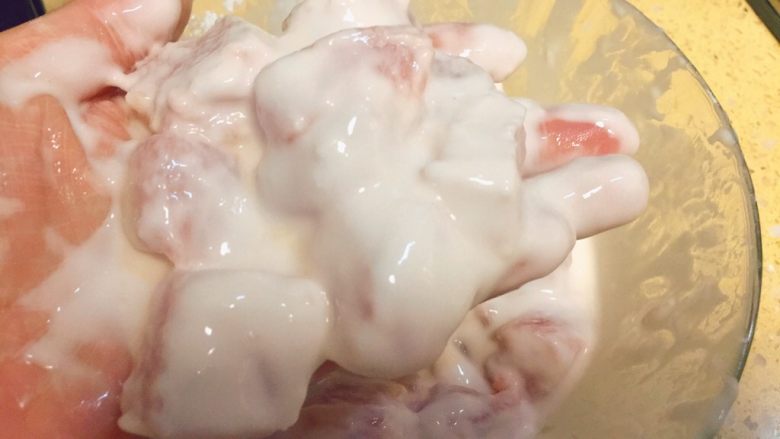 东北那旮沓的美食之●青椒溜肉段,出来大概就是这个手感,淀粉糊是黏黏的,有你拿起肉的时候,肉上会粘起来厚厚的淀粉糊,而且不会滴下来。如果很容易滴下来,那就是稀了,需要再加淀粉,如果是颗粒状,那就是干了,需要再加一点水。这个过程,不要着急,挂糊非常关键,如果稀了,那肉炸的时候,就挂不住糊,外面就不酥了。还有一个窍门就是先炸一个来看看,如果肉炸完了还是正方形的,那就是糊不够。另外还有一点就是,往油锅里下肉的时候,要多滚几下,让肉多蘸入一些淀粉糊哦。