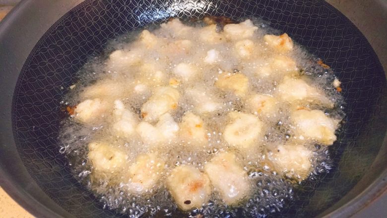 东北那旮沓的美食之●青椒溜肉段,接下来,就是油炸的步骤。这个和炸其他的食材差不多。锅里下足够多的油,油温8分热时候,下肉段,如果肉段马上飘起来,并翻出油花,就是合适的油温。肉段下锅,要注意用油炸长筷子或者锅铲,剥离开,并翻滚,防止黏在一起。另外要小心油蹦。