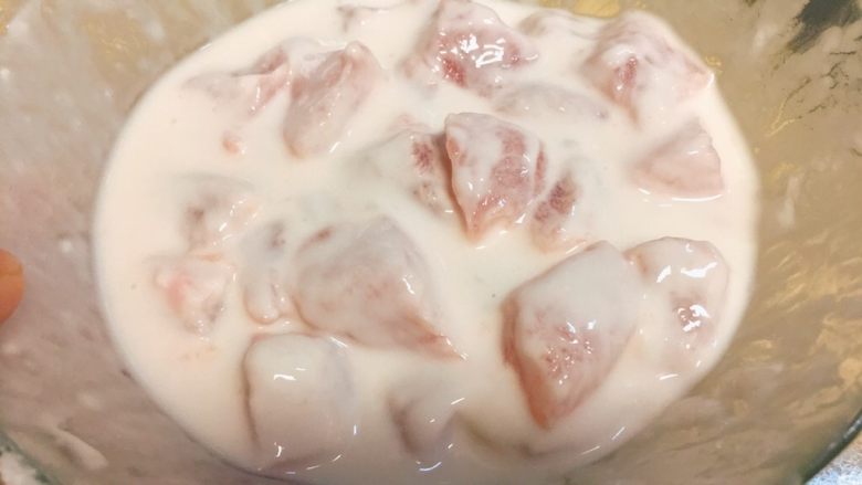 东北那旮沓的美食之●青椒溜肉段,接下来这一步比较关键,叫挂糊。就是给肉裹上一层淀粉糊。这个肉和淀粉和水的比例,我还真没准确的测量过。只是凭感觉加淀粉和水的,淀粉下的要比你想象得多。