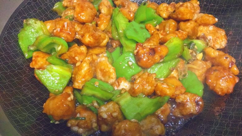 东北那旮沓的美食之●青椒溜肉段,继续用大火,翻炒再翻炒,让所有的肉段和青椒都均匀的裹上汁。如果感觉干了,就加一些水,如果稀了,就多收汁一会儿。这个过程也像是勾芡,所以,就可以掌握了,一定要勾芡勾得有厚重感呢。