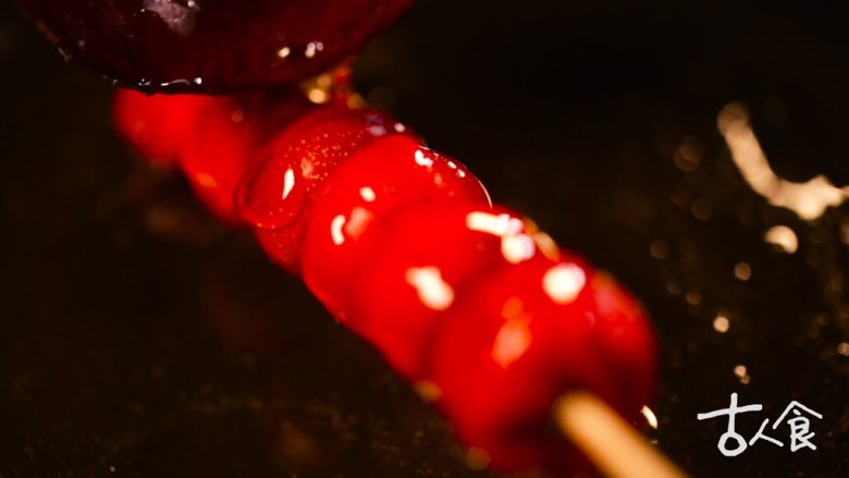 【冰糖葫芦】童年记忆,恋爱滋味,想念串成了旧时光,山楂入锅中裹上冰糖, 放在刷薄油平盘中,晾凉即可。