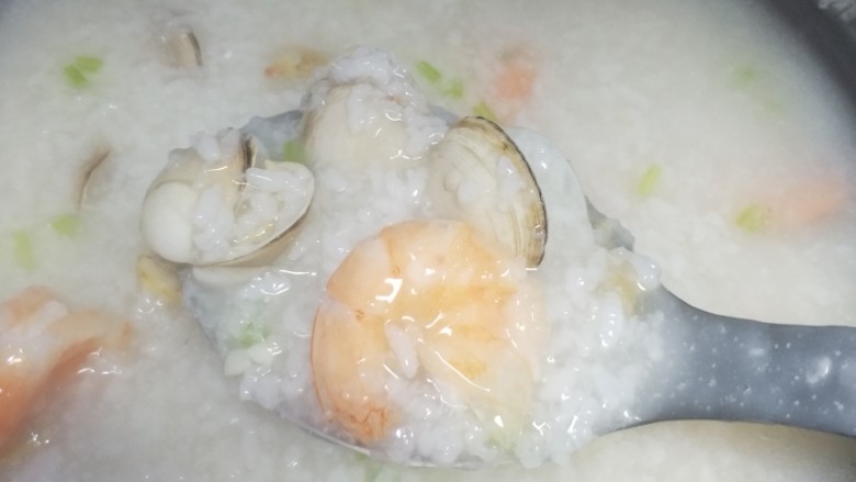 海鲜粥,时间到了加适量的食盐,还有小香芹
因为海鲜都会有咸味,所以盐边加边尝
不要过量煮个1—2分钟就可以出锅了