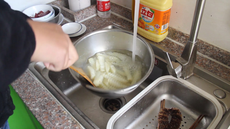 狼牙土豆条,过一下凉水。(这样做出来的土豆条才脆)